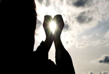 东升国际：被判9年！罗比尼奥监狱生活：修电视&收音机，踢监狱足球赛遭飞铲.